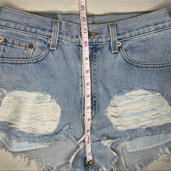 Levi’s 512 Distressed Cutoff Light Wash Shorts Size Small - Picture 6 of 10